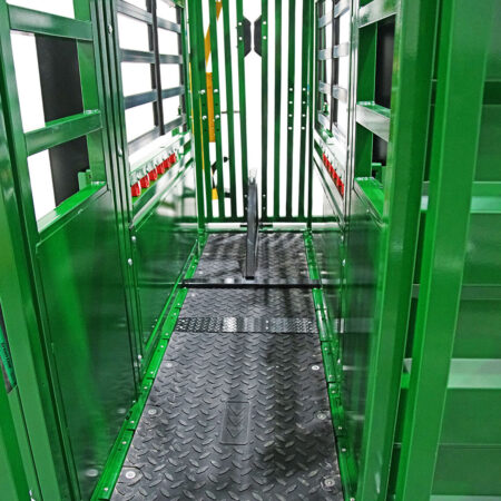 104 cattle chute with rubber floor