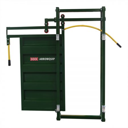 Vue de face d'une porte de couloir de contention pour bovins ouverte par Arrowquip