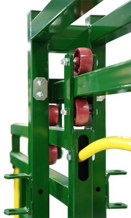 Vue rapprochée des charnières de la porte du couloir de contention pour bovins par Arrowquip