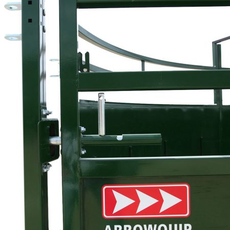 Vue rapprochée du système de fermeture par poussée d'un enclos pivotant pour bovins par Arrowquip