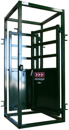 Cage médicale pour bovins Arrowquip avec porte ouverte